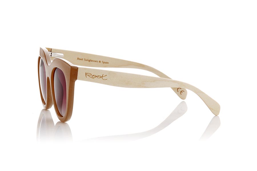 Gafas de Madera Natural de Arce ZOE. Las gafas de sol ZOE están diseñadas para la mujer moderna y elegante. Con un frontal en color caramelo tostado transparente satinado, estas gafas de sol tienen un diseño redondeado y anguloso en la ceja que las hace únicas. Las varillas de madera de arce le dan un toque natural y sostenible, y las lentes marrones gradient le dan un aspecto sofisticado. Estas gafas de sol son ideales para lucir un estilo chic en cualquier ocasión, mientras protegen tus ojos de los rayos UV del sol. Medida Frontal: 147x59mm Calibre 51 Venta al Por Mayor y Detalle | Root Sunglasses® 